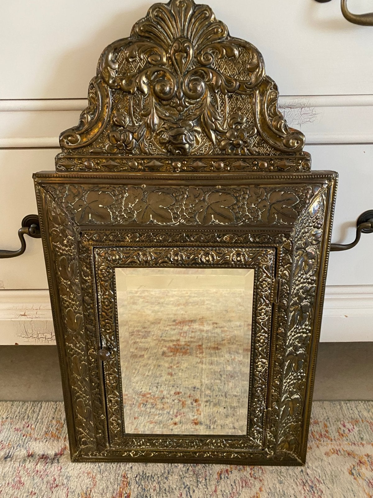 Antieke koperen spiegelkast met borstels, Antiek en Kunst, Ophalen of Verzenden, Rechthoekig, Minder dan 50 cm, Minder dan 100 cm