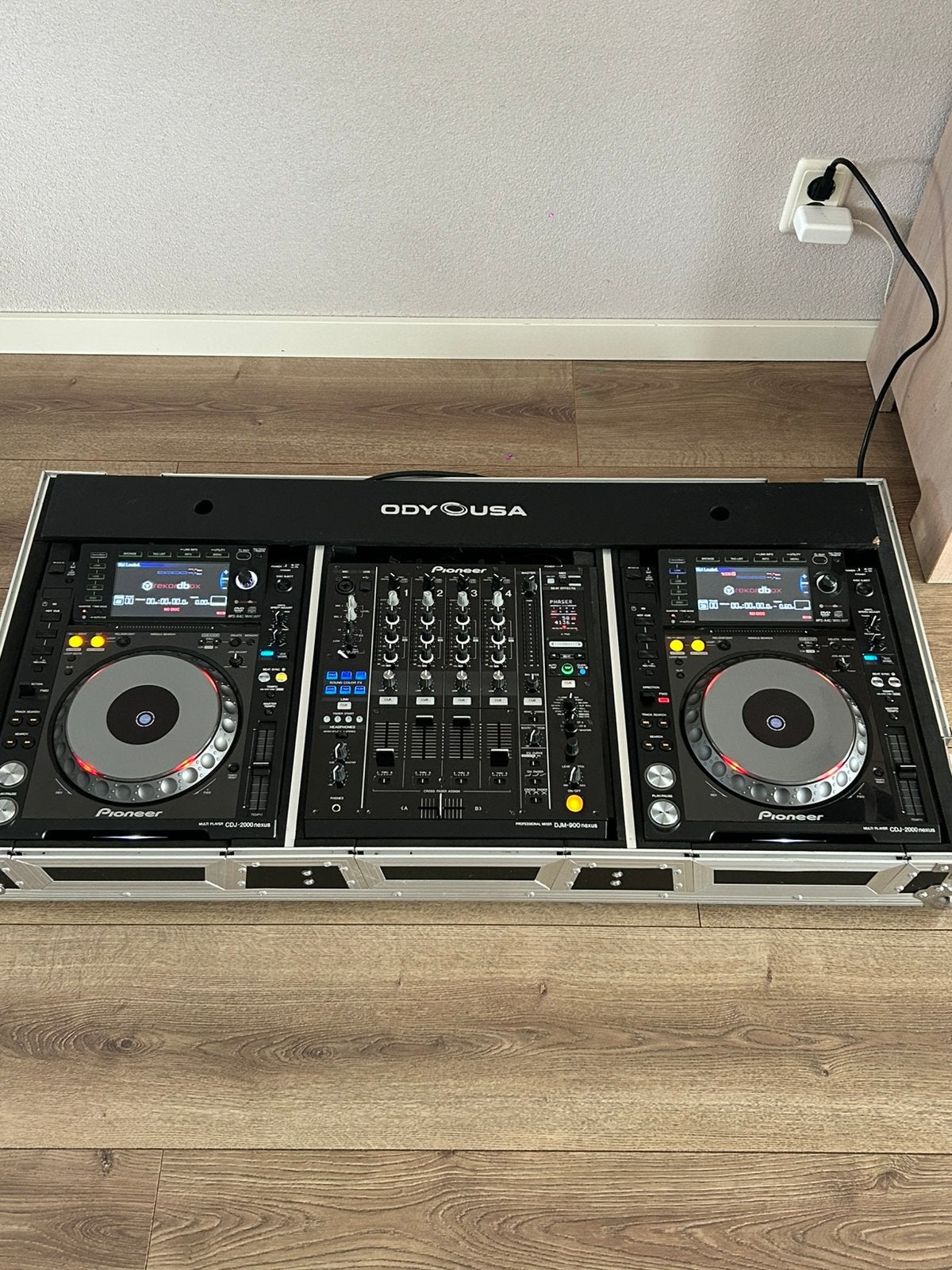 Foto 8 van Pioneer djm 900, 2x cdj 2000 nexus + flightcase