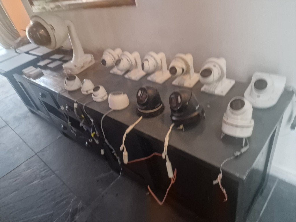 Door huizenverkoop 4 sets Hikvision  te koop, 14 cams, 4 DVR, Ophalen, Gebruikt, Buitencamera