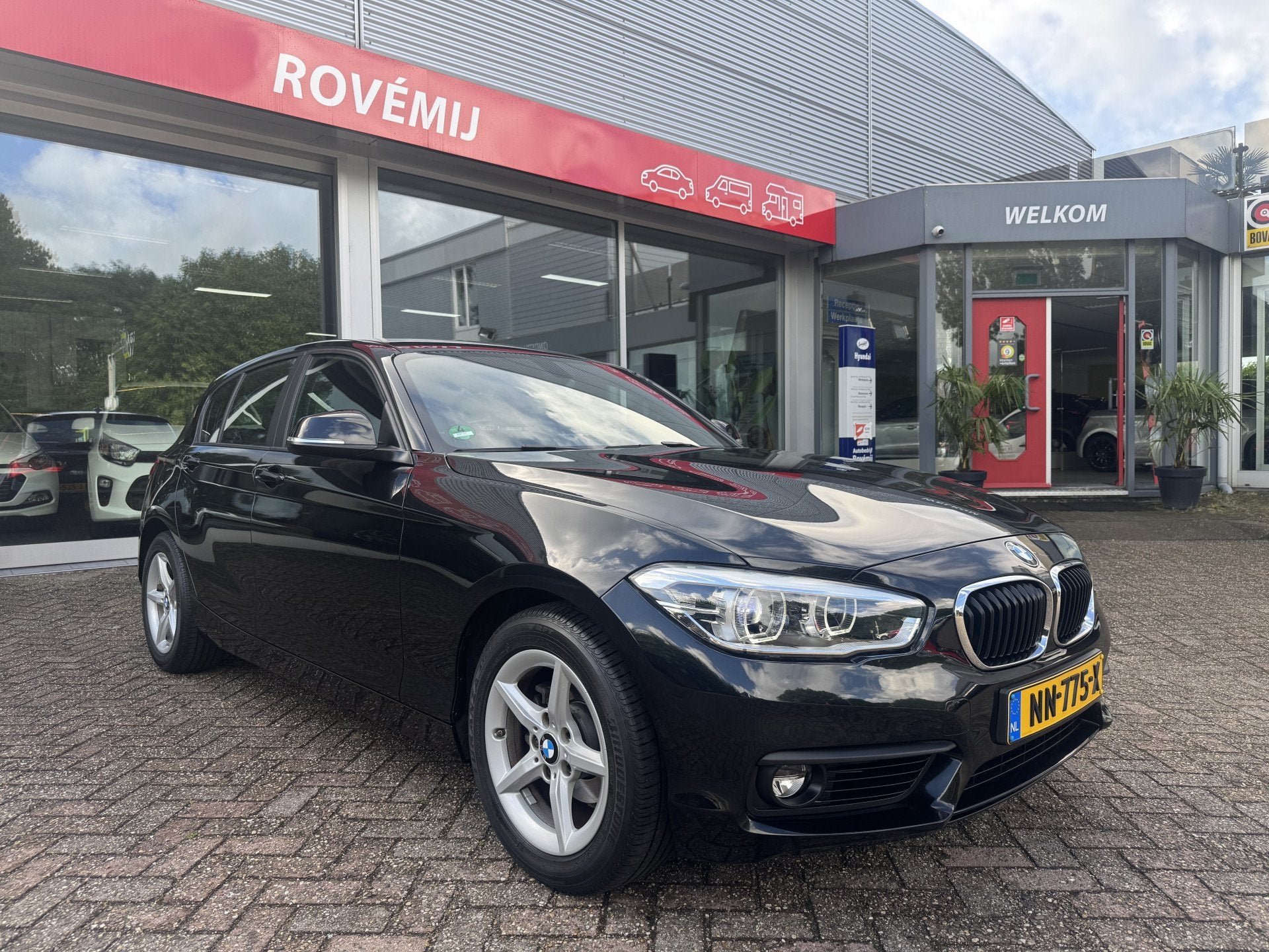 BMW 1-serie 118i Executive RIJKLAAR PRIJS AUTOMAAT, Trekhaak, Auto's, BMW, Zwart, Origineel Nederlands, Bedrijf, 650 kg