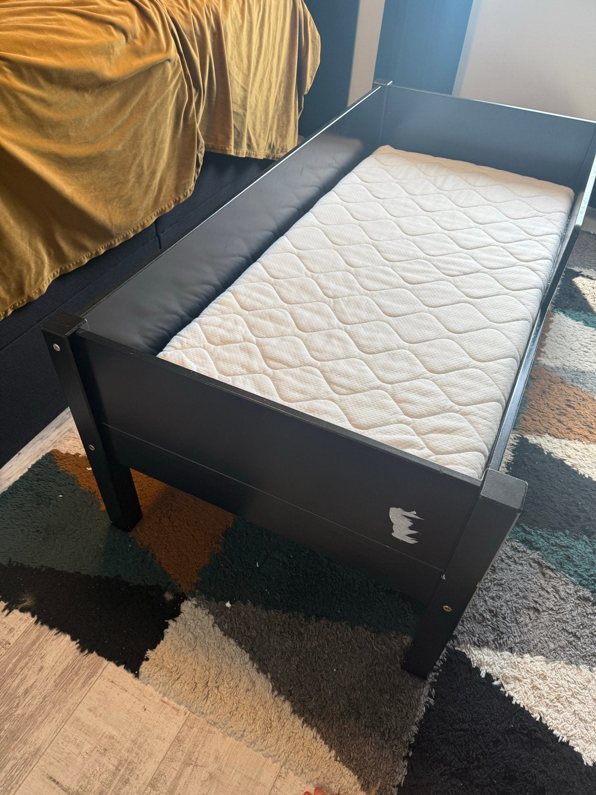 Zwart kinderbed met matras en lattenbodem, Kinderen en Baby's, Kinderkamer | Bedden, Ophalen, Gebruikt, 70 tot 85 cm, 140 tot 160 cm