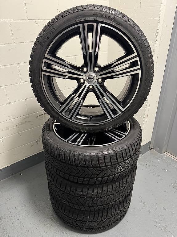 OEM VOLVO V60 R-DESIGN 19 INCH VELGEN + PIRELLI WINTERBANDEN, Gebruikt, Banden en Velgen, Winterbanden, 235 mm