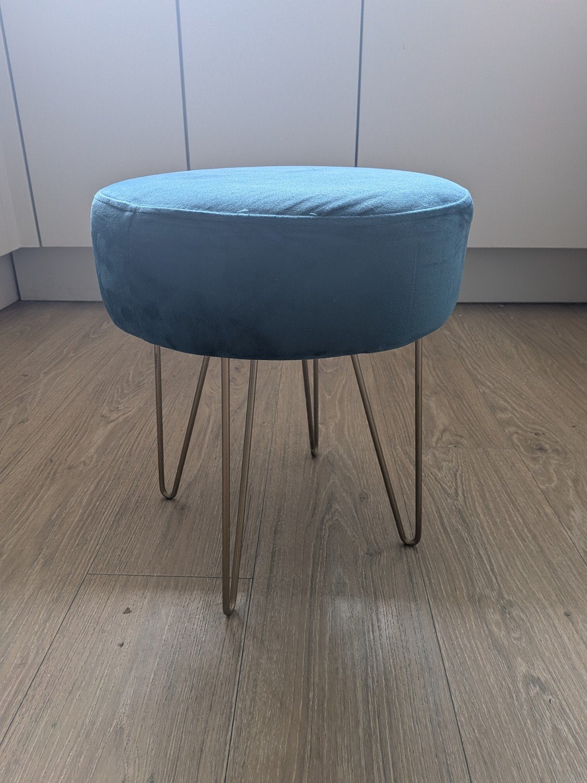 Blauwe fluwelen poef met gouden haarspeldpoten, Ophalen, Zo goed als nieuw, Overige materialen