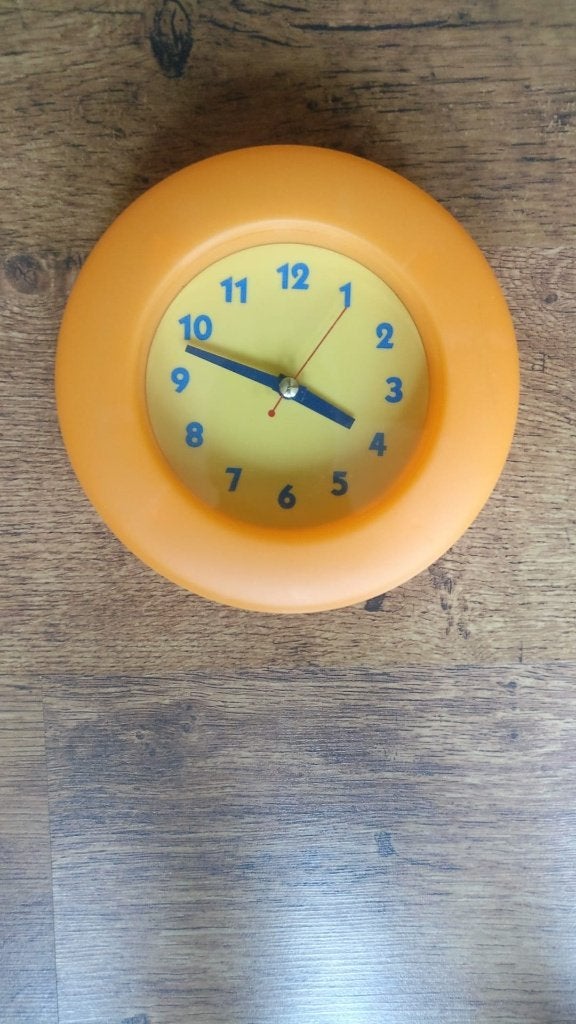 Wandklok klok oranje, Huis en Inrichting, Analoog, Ophalen of Verzenden, Oranje, Wandklok