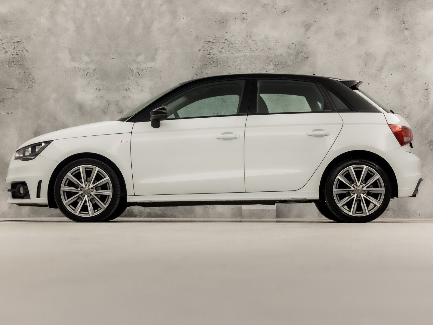 Audi A1 Sportback 1.2 TFSI S-Line Sport (NAVIGATIE, 5 DEURS,, Voorwielaandrijving, Zwart, 4 cilinders, Wit