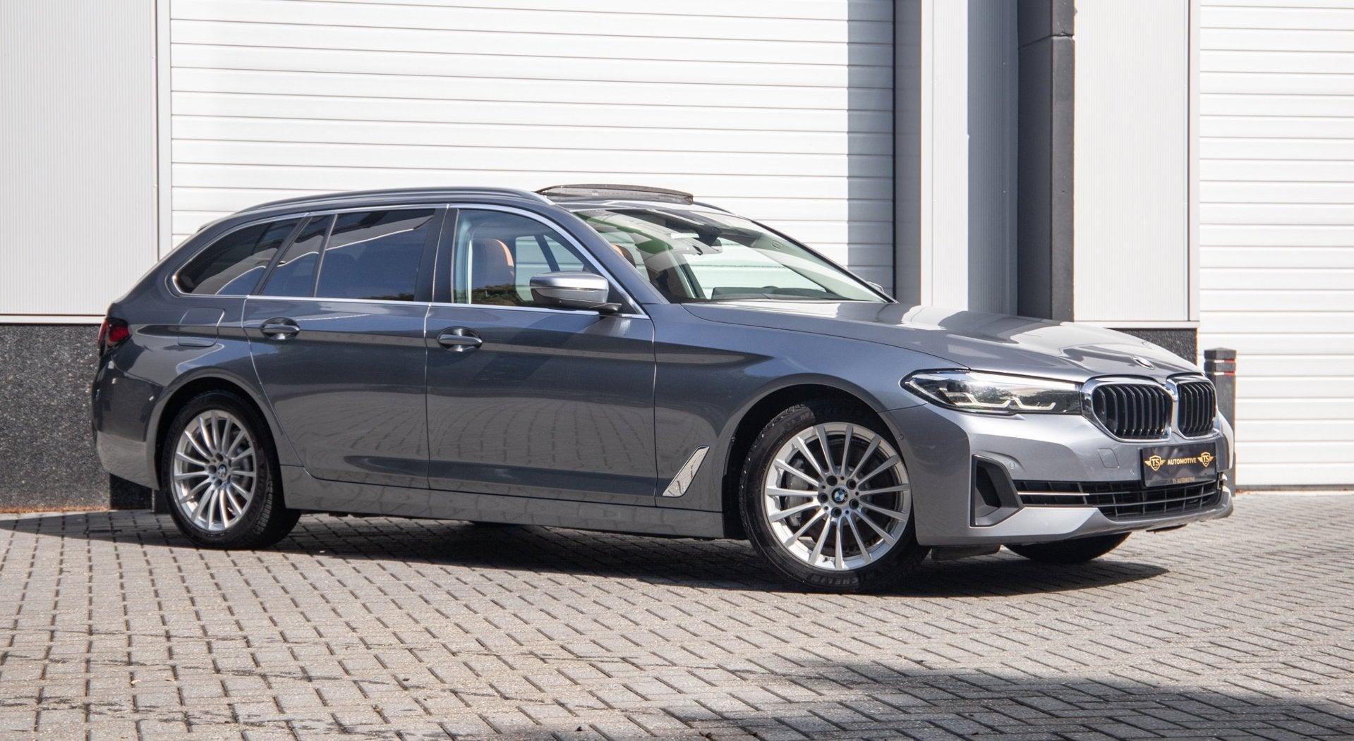 BMW 5-serie Touring 530e Business Edition Plus / Pano / Trek, Achterwielaandrijving, Gebruikt, 4 cilinders, Hybride Elektrisch/Benzine