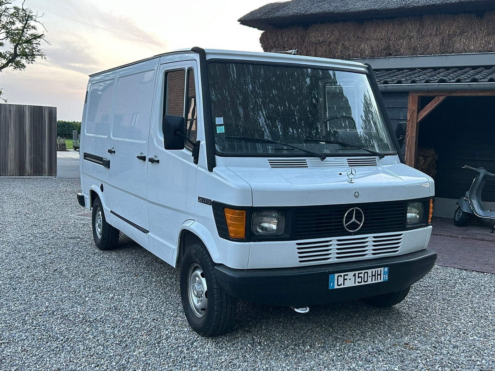 🇳🇱 Mercedes-Benz Tn 207 D 1987 bijna Belastingvrij!, Auto's, 65 pk, 2404 cc, Wit, Mercedes-Benz