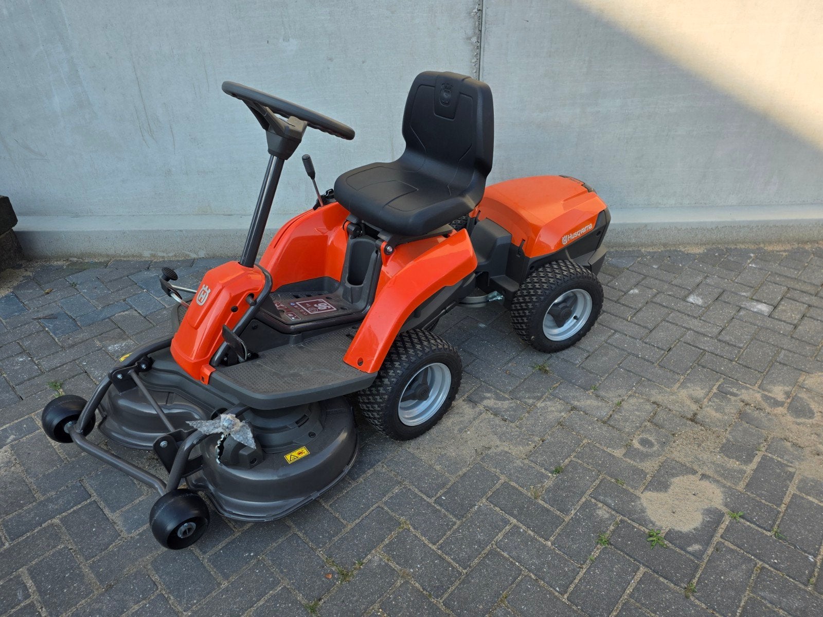 Showroommodel Husqvarna R112iC elektrische zitmaaier, Ophalen, Nieuw, Accu-grasmaaier, Husqvarna
