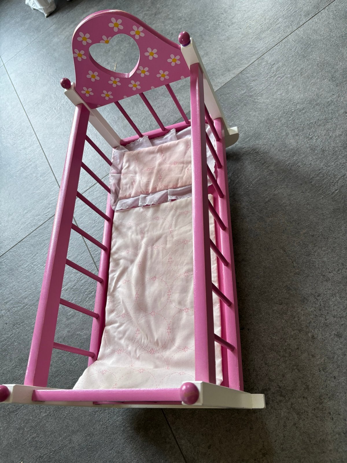 Roze houten poppenwieg met hartjes en bloemetjes, Ophalen, Gebruikt, Overige typen