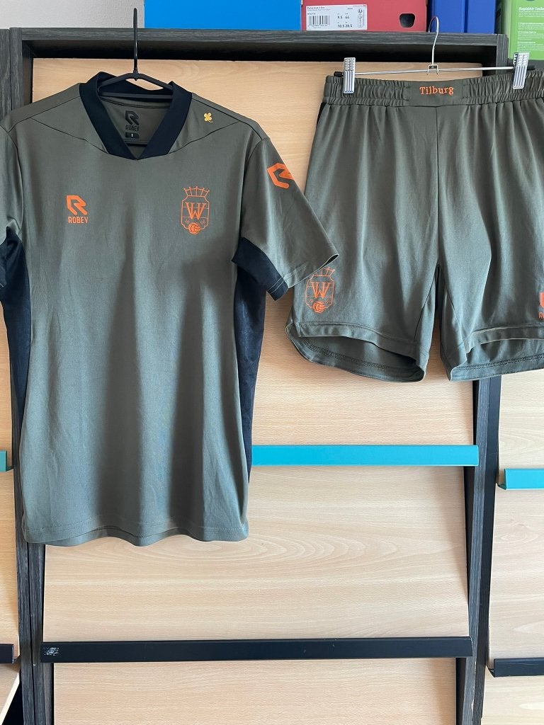 Willem II Robey Voetbaltenue Groen Maat S / M, Robey, Ophalen of Verzenden, Zo goed als nieuw, Voetbal