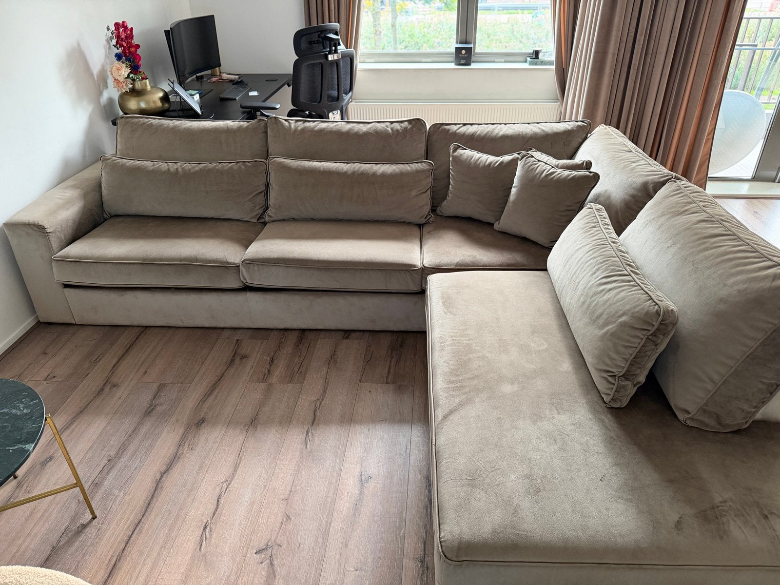 Foto 3 van Ruime Velvet Hoekbank in Silk Champagne - H90xB279xD250 cm
