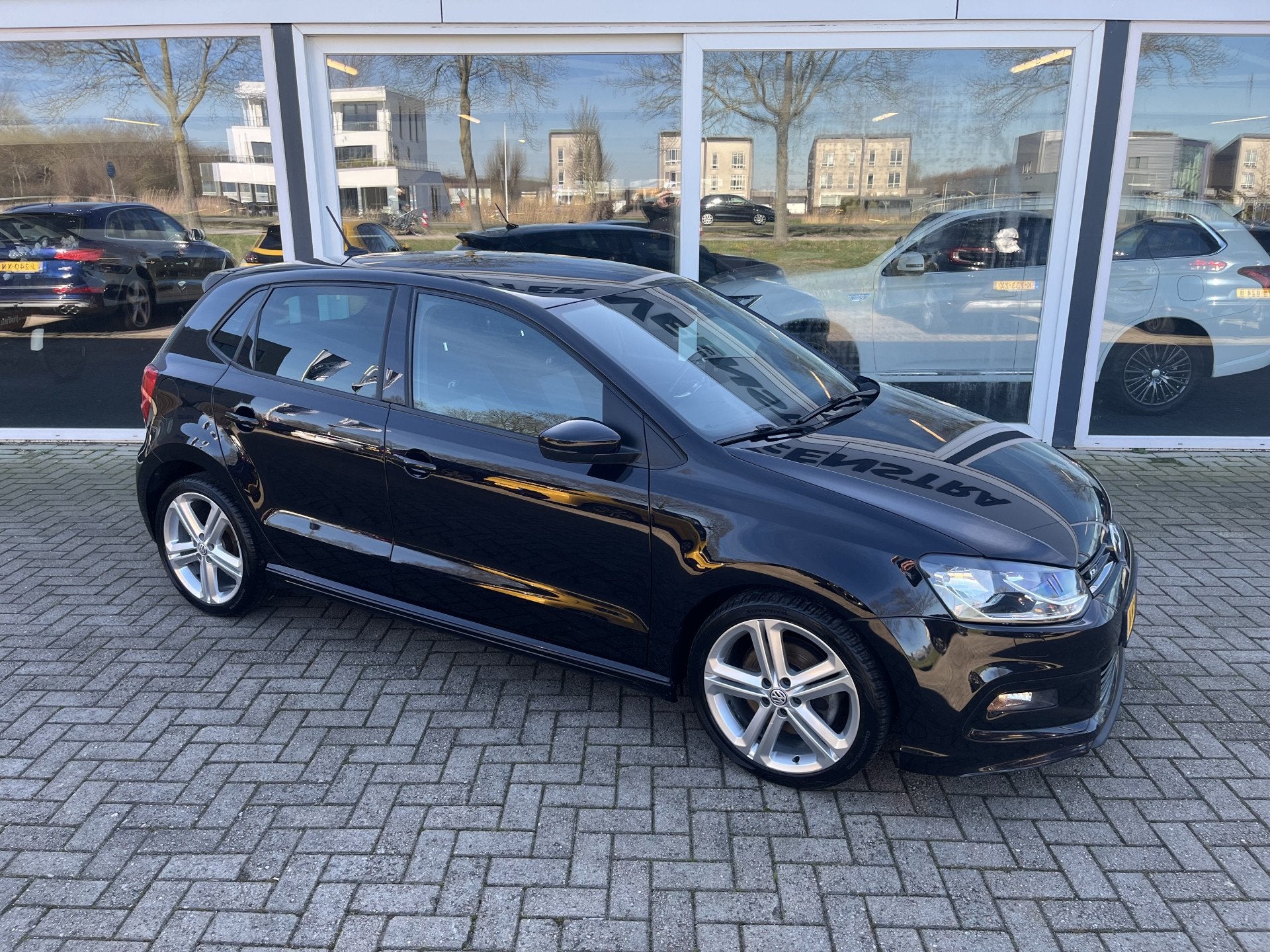 Volkswagen Polo 1.0 TSI R-line Highline / 17 inch / Clima /, Voorwielaandrijving, Euro 6, Zwart, Handgeschakeld