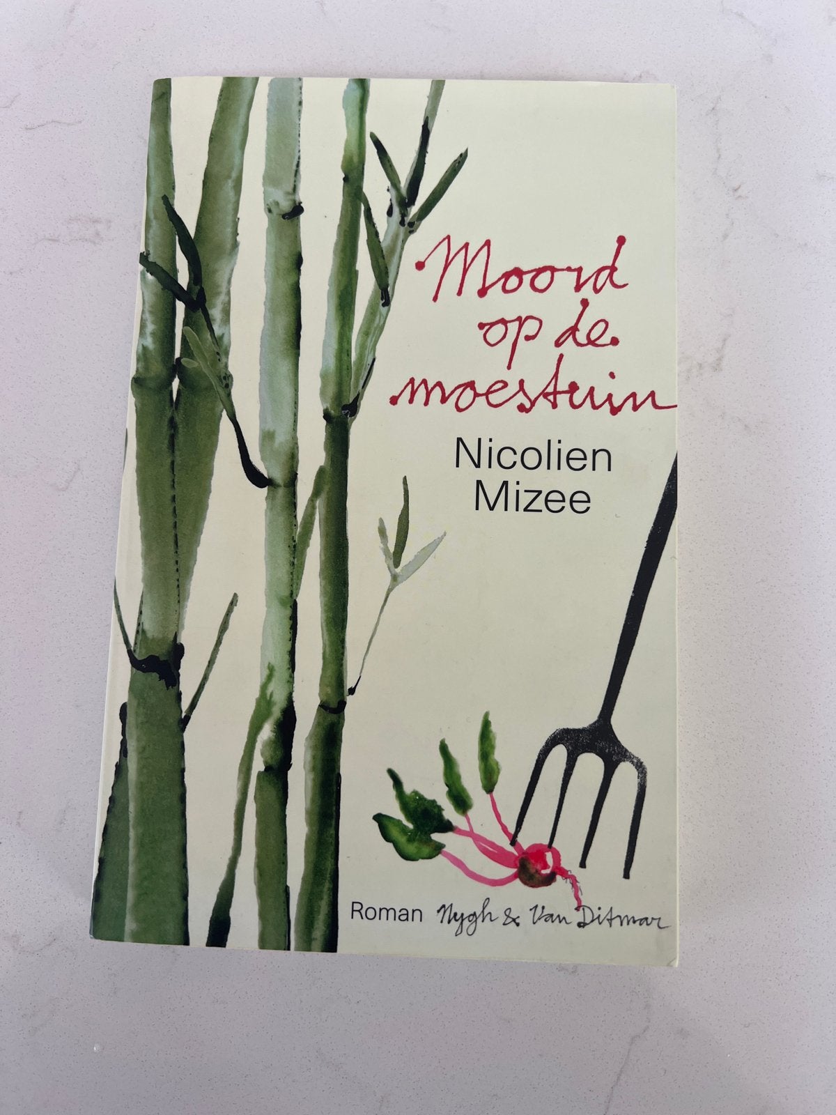 Moord op de moestuin - Nicolien Mizee (Roman), Ophalen of Verzenden, Zo goed als nieuw, Nederland