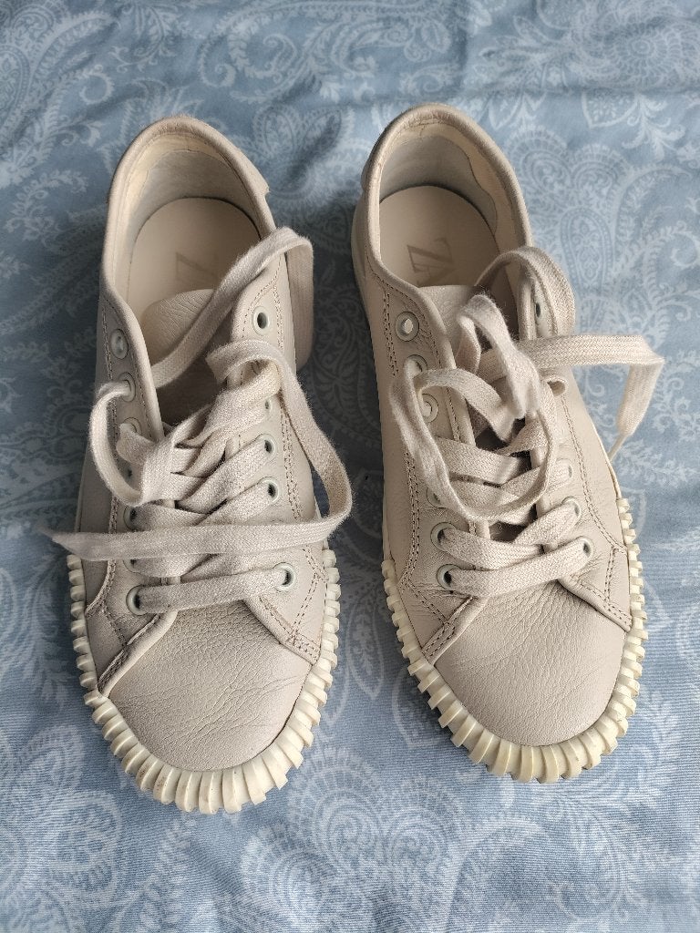 Sneakers Zara cream leather like size 38, Ophalen of Verzenden, Zo goed als nieuw, Zwart, Sneakers of Gympen