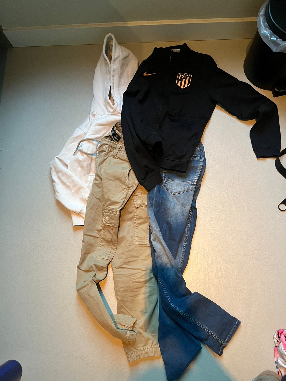 2 broeken, 1 trui, 1 vest, Ophalen of Verzenden, Zo goed als nieuw, Jongen, Trui of Vest