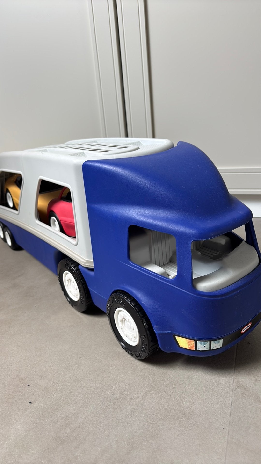 Little Tikes Autotransporter met 2 auto's, Kinderen en Baby's, Speelgoed | Speelgoedvoertuigen, Ophalen of Verzenden, Zo goed als nieuw