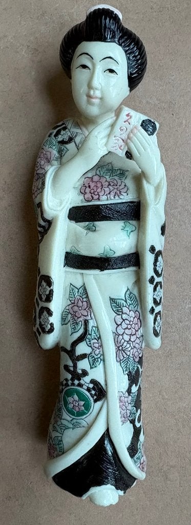 Mooi vintage beeldje van een geisha, Japans, Geschilderd, Ophalen of Verzenden, 18 cm, Japan
