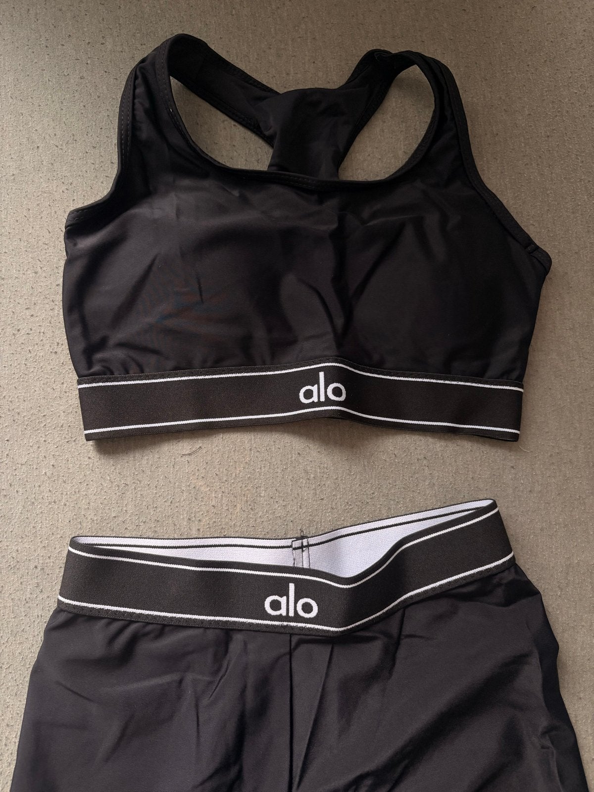 Alo Yoga sportset (legging en sportbeha), Kleding | Dames, Sportkleding, Zwart, Nieuw, Ophalen of Verzenden, Maat 36 (S)