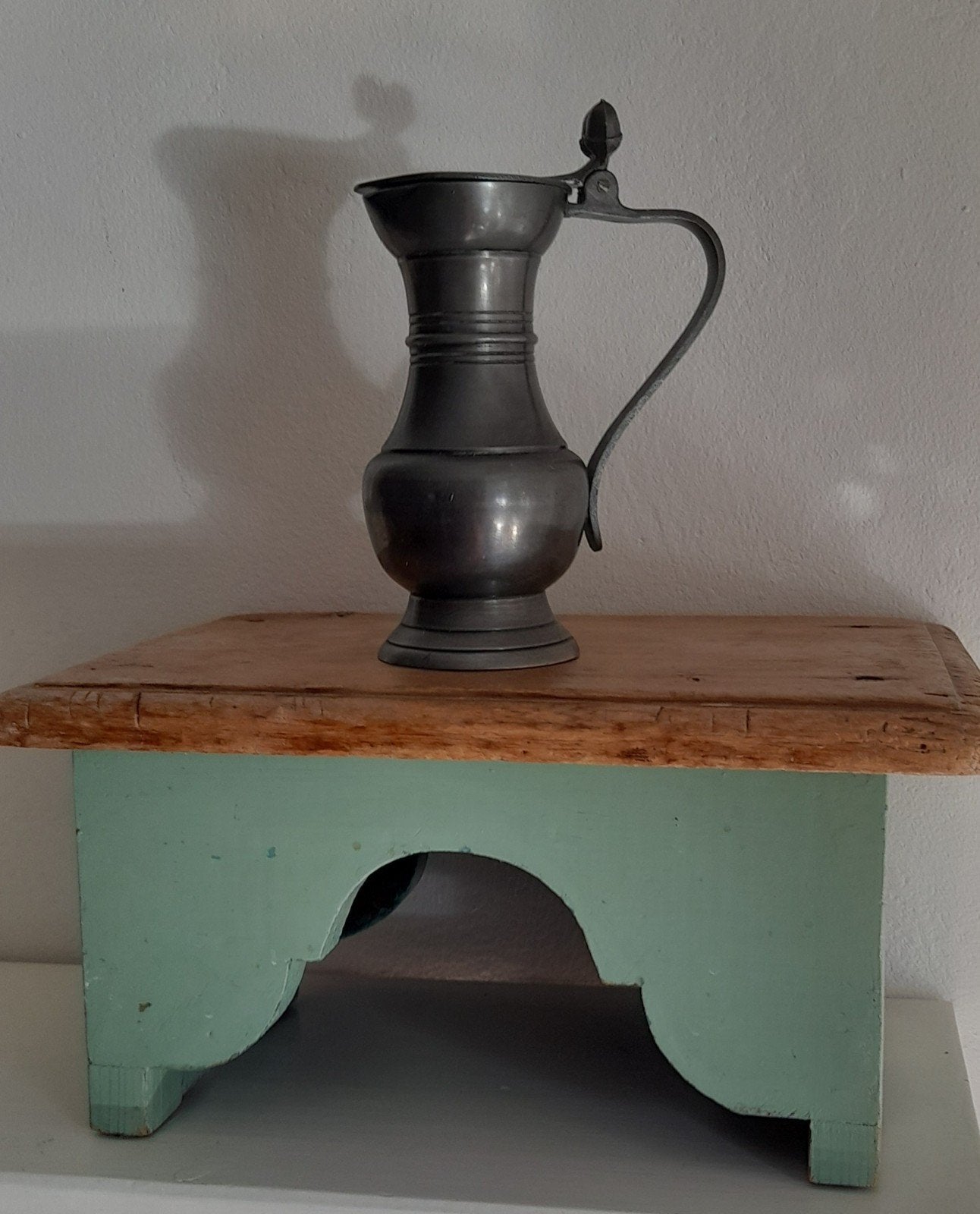 Antiek tinnen kannetje met eikeldecoratie, Ophalen of Verzenden