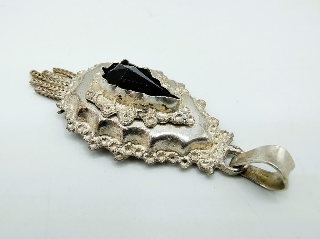 Zilveren (rouw) klederdracht hanger met git, Sieraden, Tassen en Uiterlijk, Antieke sieraden, Verzenden, Zilver, Hanger