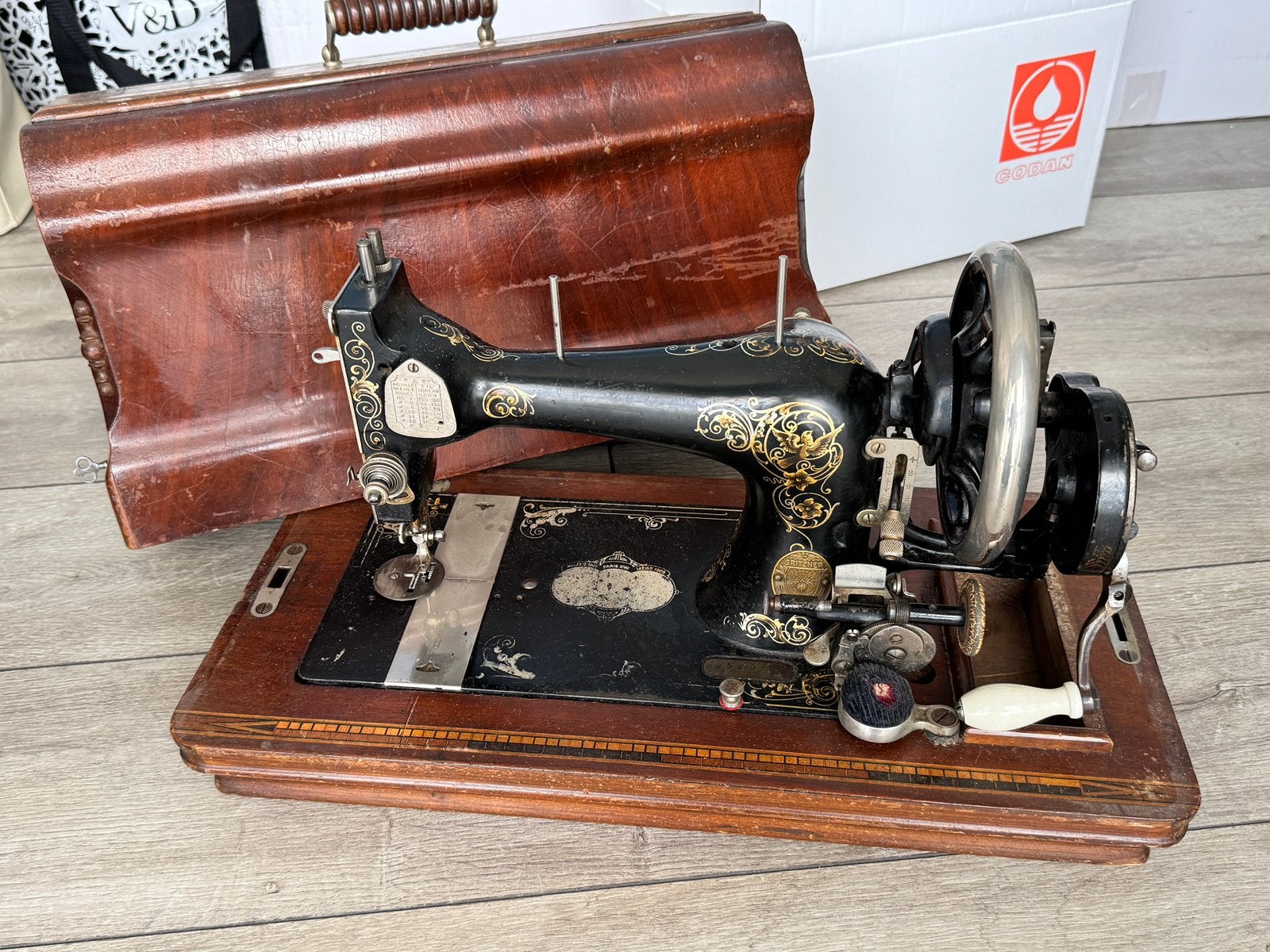 Antieke Gritzner naaimachine met houten deksel, Ophalen