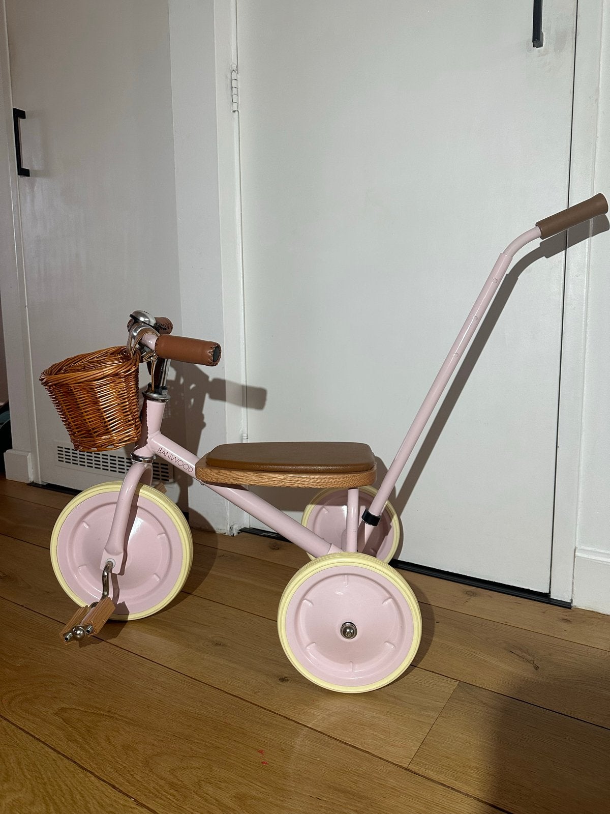 Banwood loopfietsje roze met duwstang en mandje, Ophalen, Zo goed als nieuw, Duwstang