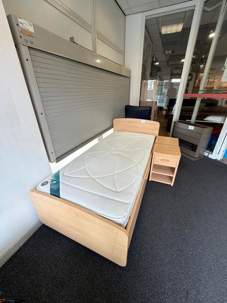 Eenpersoonsbedmet matras en 2 nachtkastjes op wielen, Huis en Inrichting, Slaapkamer | Bedden, Ophalen, 90 cm, Eenpersoons, Beige