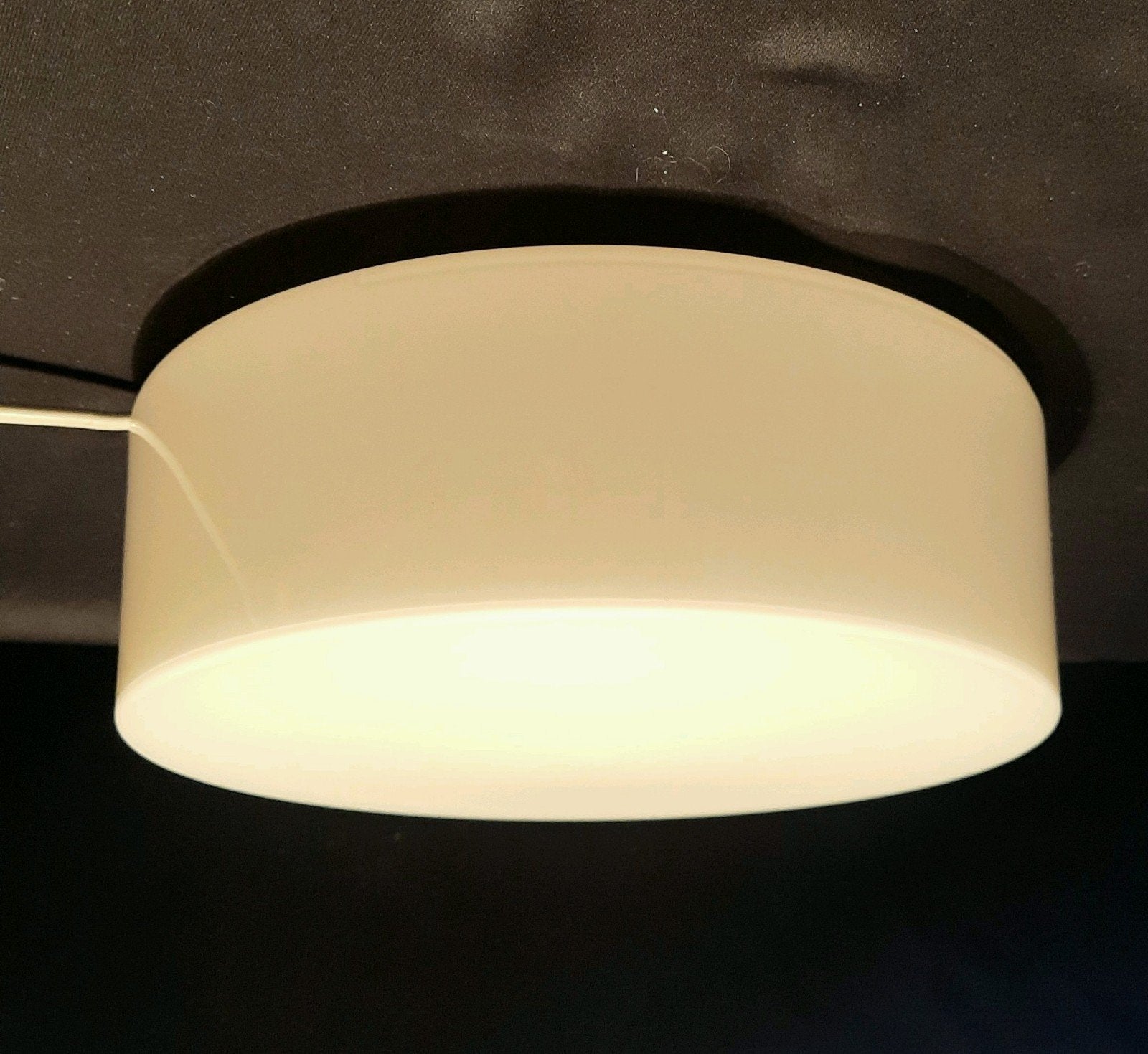 Strakke plafondlamp van bIg jaren 70 glas,lees de beschrijvi, Huis en Inrichting, Jaren 70, Zo goed als nieuw, Wit, Plafondlamp