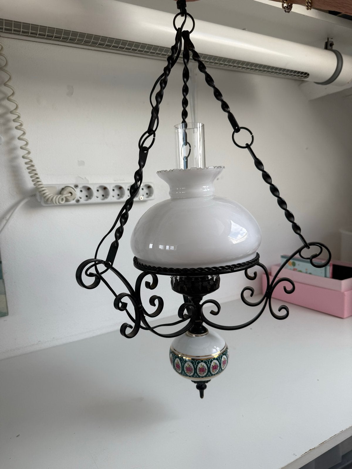 Vintage hanglamp met smeedijzer en opaline glas, Ophalen