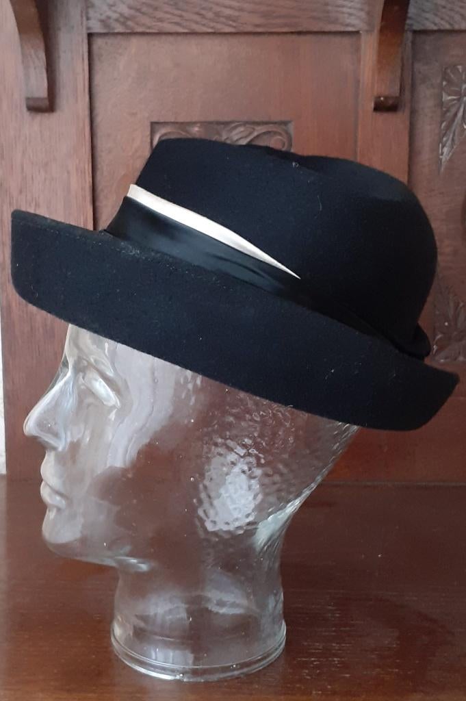 Mooie dameshoed zwart vilt hoed, Kleding | Dames, Hoeden en Petten, Ophalen of Verzenden, Zo goed als nieuw, Hoed