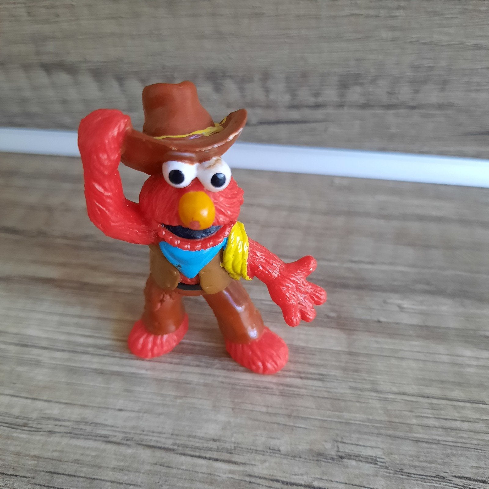 Elmo cowboy lasso Sesamstraat JHP China, Verzamelen, Poppetjes en Figuurtjes, Ophalen of Verzenden, Zo goed als nieuw