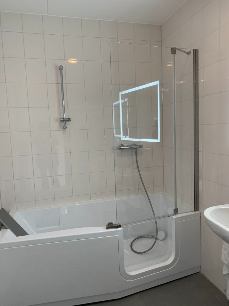 wit inloopbad / ligbad-douche combinatie / seniorenbad, Huis en Inrichting, Ophalen, Zo goed als nieuw, Met bad