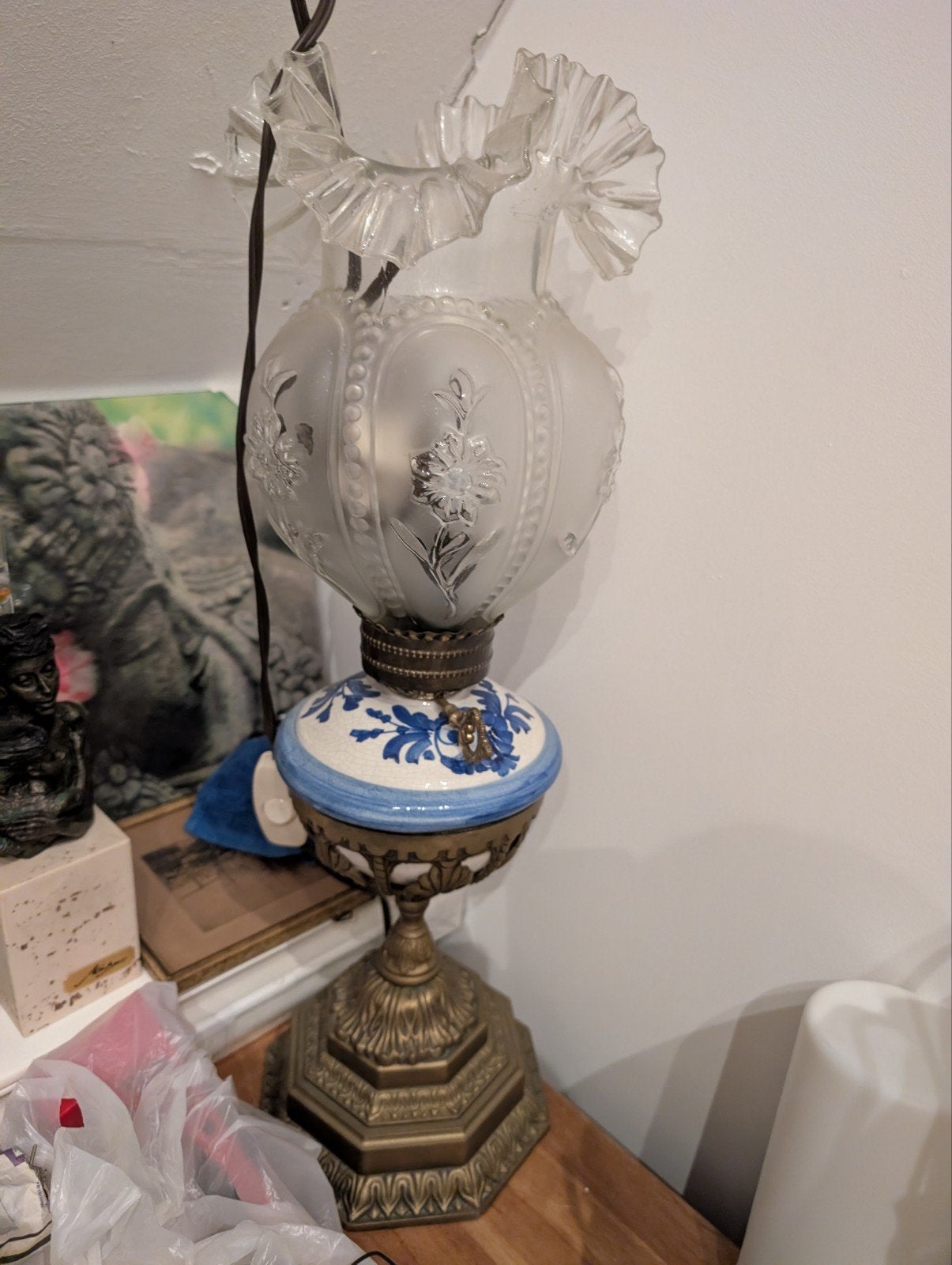 Antieke olielamp met Delfts blauw en geëtst glas, Antiek en Kunst, Ophalen of Verzenden