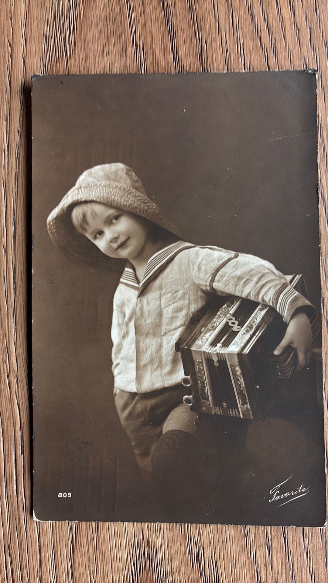 Jongen met avcordeon. Fotokaart 1919, Ophalen of Verzenden, Voor 1920, Kinderen