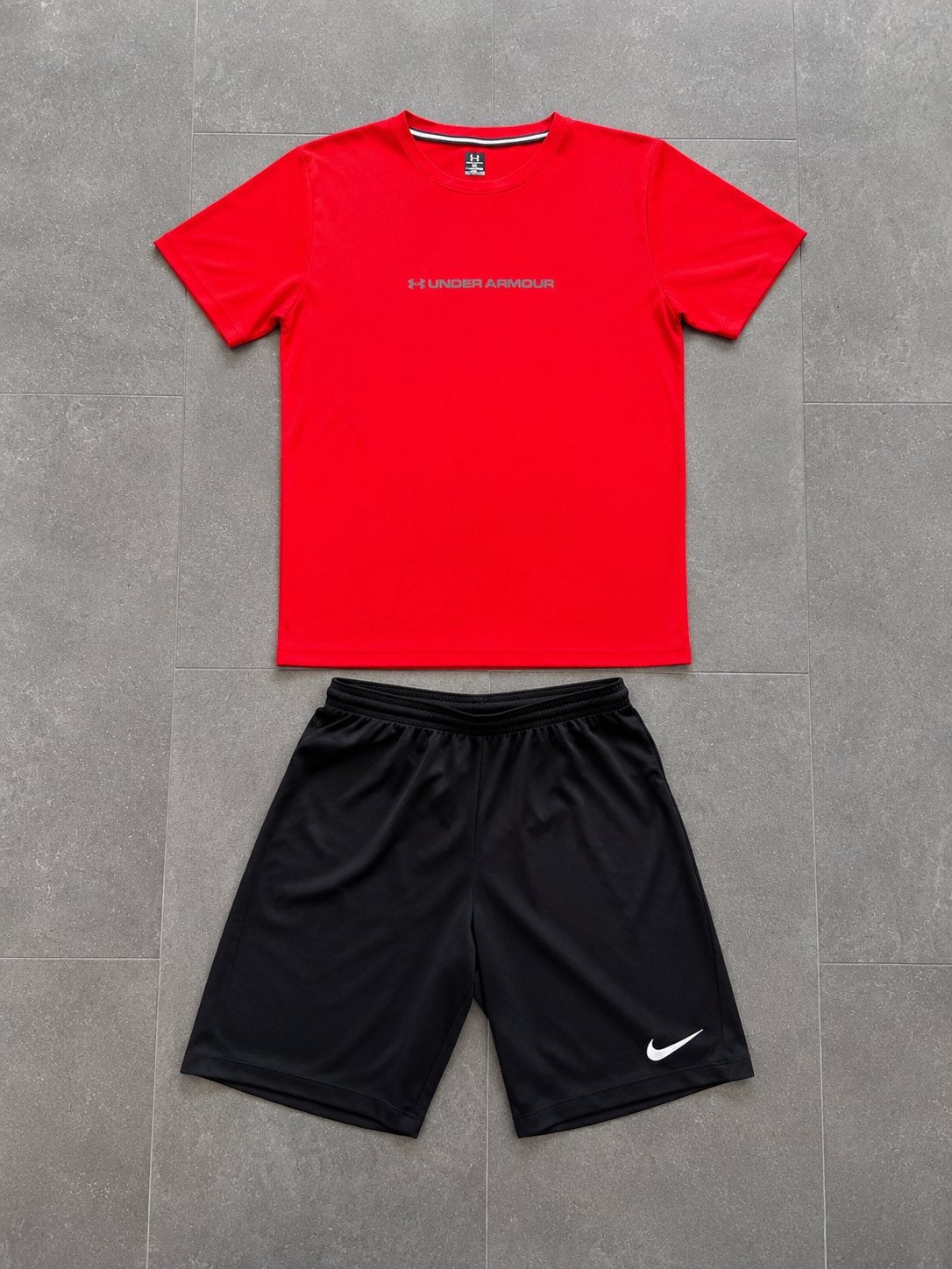 Sportset: Under Armour T-shirt & Nike korte broek, Kleding | Heren, Sportkleding, Fitness, Verzenden, Zo goed als nieuw, Rood