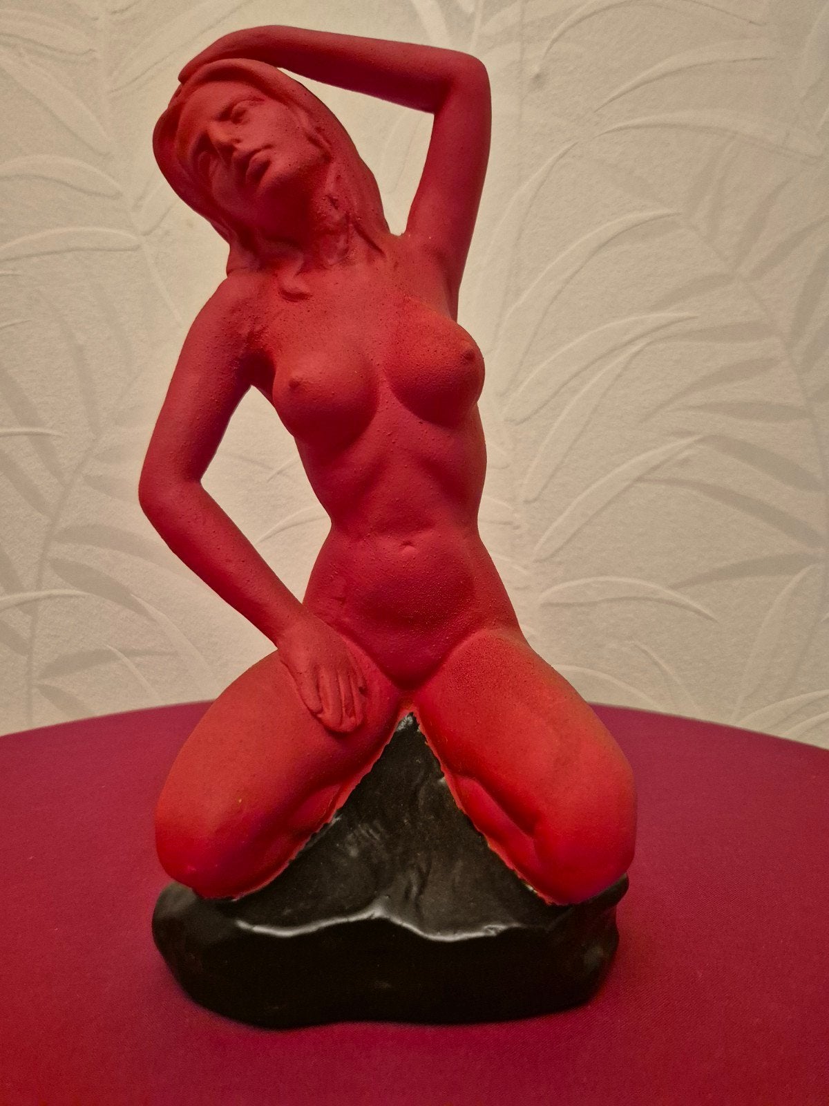Rood beeld van een knielende vrouw, Rood, Ophalen of Verzenden, 20 - 50 cm, Steen of Keramiek