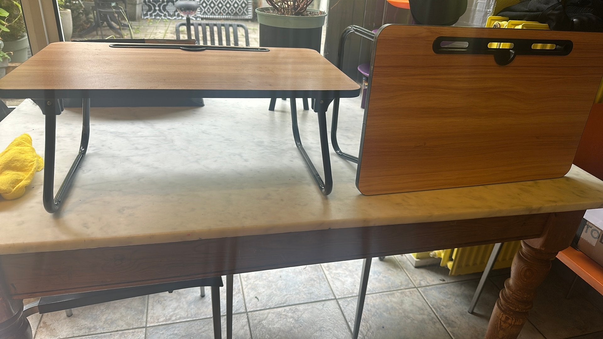 2 Bed tafeltjes in en uitklapbaar, Huis en Inrichting, Ophalen, Zo goed als nieuw, Eenpersoons, Hout