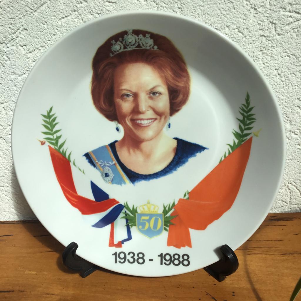 Diep bord , 26,5 cm koningin Beatrix 1938-1988, Ophalen of Verzenden, Zo goed als nieuw, Servies
