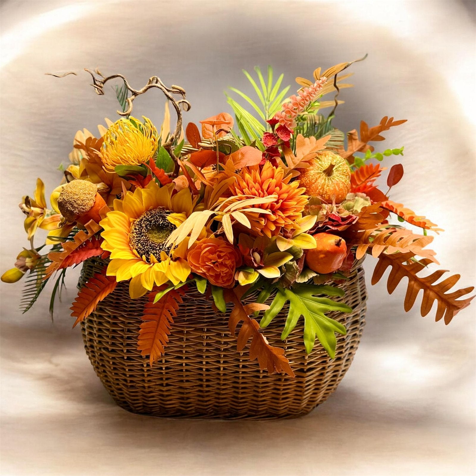 Zijden herfststuk opgemaakt in een goudkleurige rieten mand, 60 cm, Handgemaakt, Ophalen of Verzenden, Fransidzesflowercreations