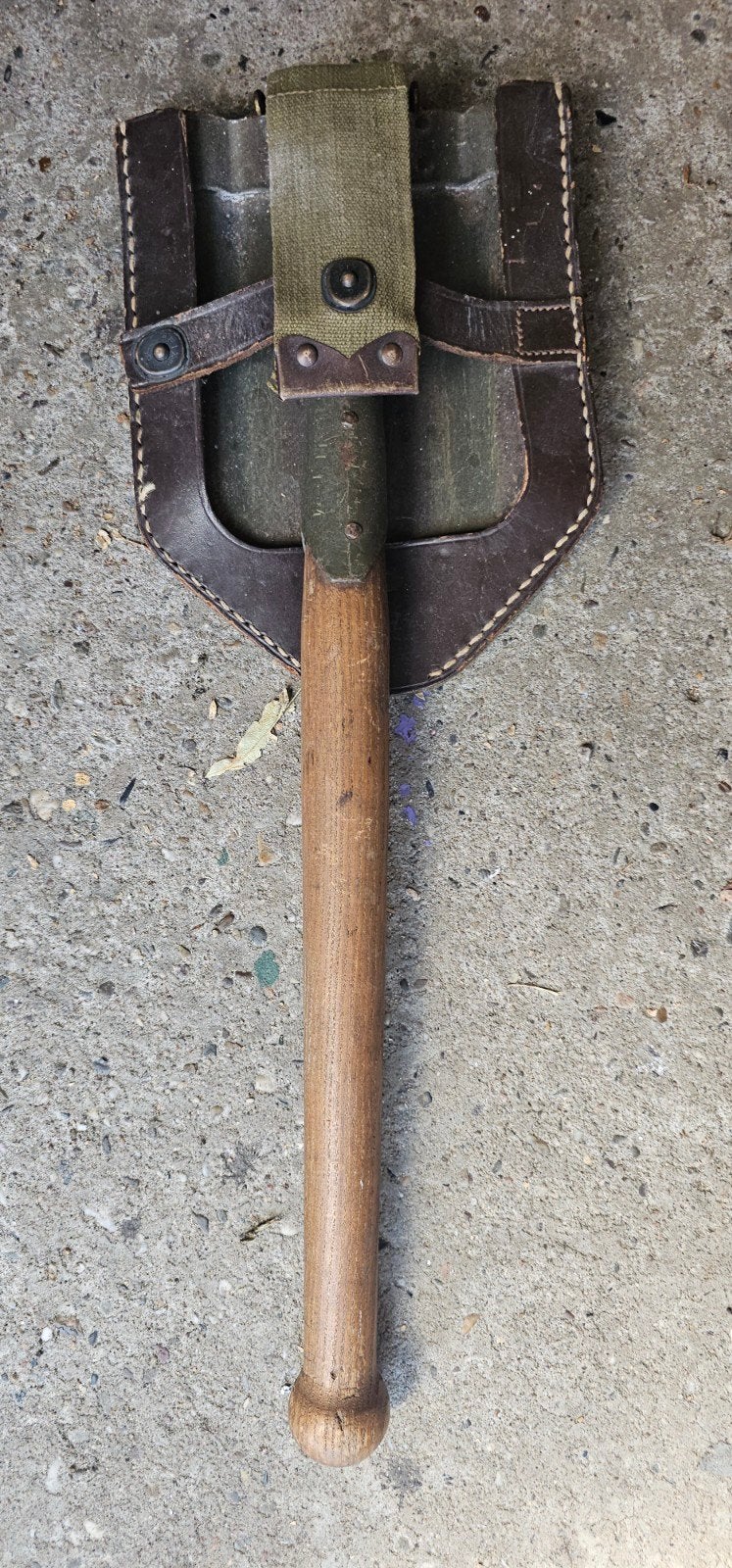Vintage militaire schep met lederen en canvas hoes, Ophalen of Verzenden, Landmacht, Overige gebieden, Overige typen