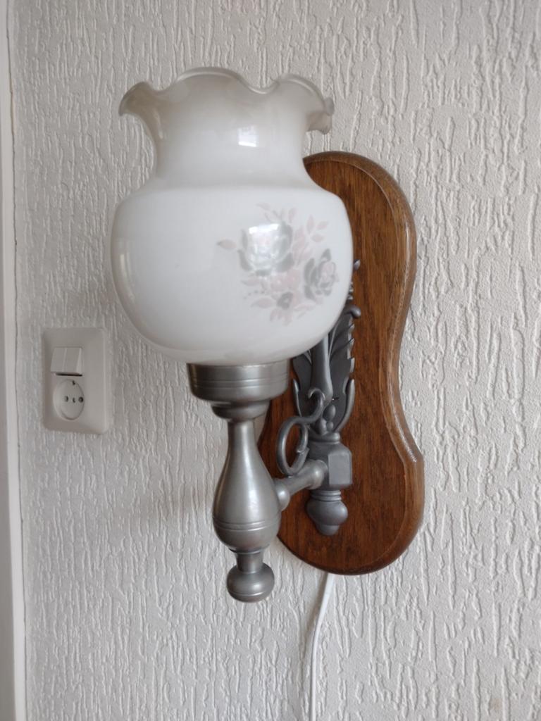 Vintage wandlamp met houten achterplaat en glazen kap, Ophalen of Verzenden, Gebruikt, Glas, Vintage, Klassiek, Landelijk