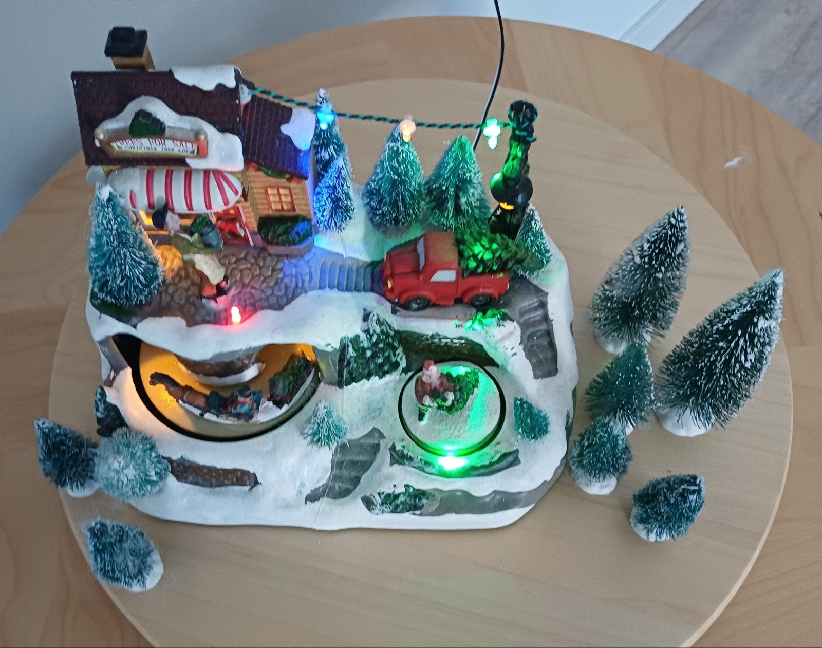 kerstdorpje met jingle bell muziekje en draaiende caroussel, Diversen, Ophalen of Verzenden, Zo goed als nieuw