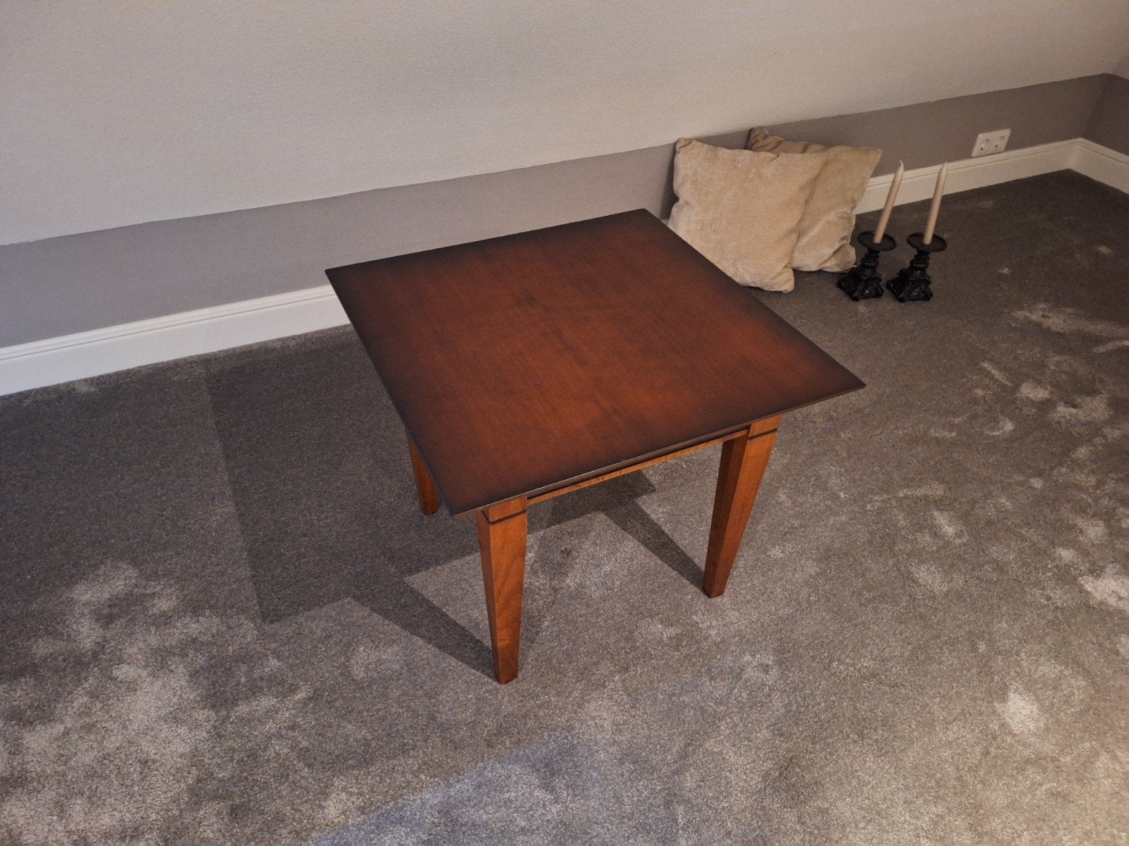 Stijlvolle vierkante bijzettafel van massief kersenhout., Huis en Inrichting, Ophalen, Minder dan 45 cm, Minder dan 55 cm, Gebruikt