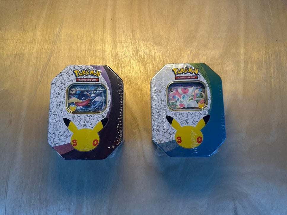 Pokémon Celebrations Collector Chest (Greninja & Sylveon), Ophalen of Verzenden, Nieuw, Overige typen