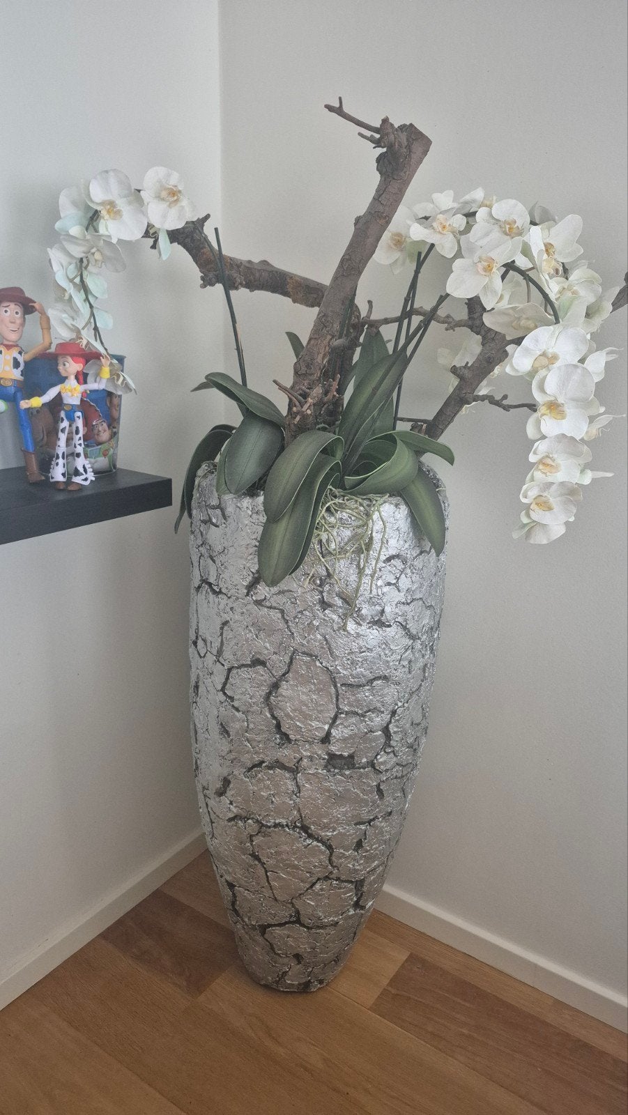 Grote zilverkleurige vaas met kunstbloemen, Ophalen, Overige materialen, Zo goed als nieuw, Inclusief decoratie