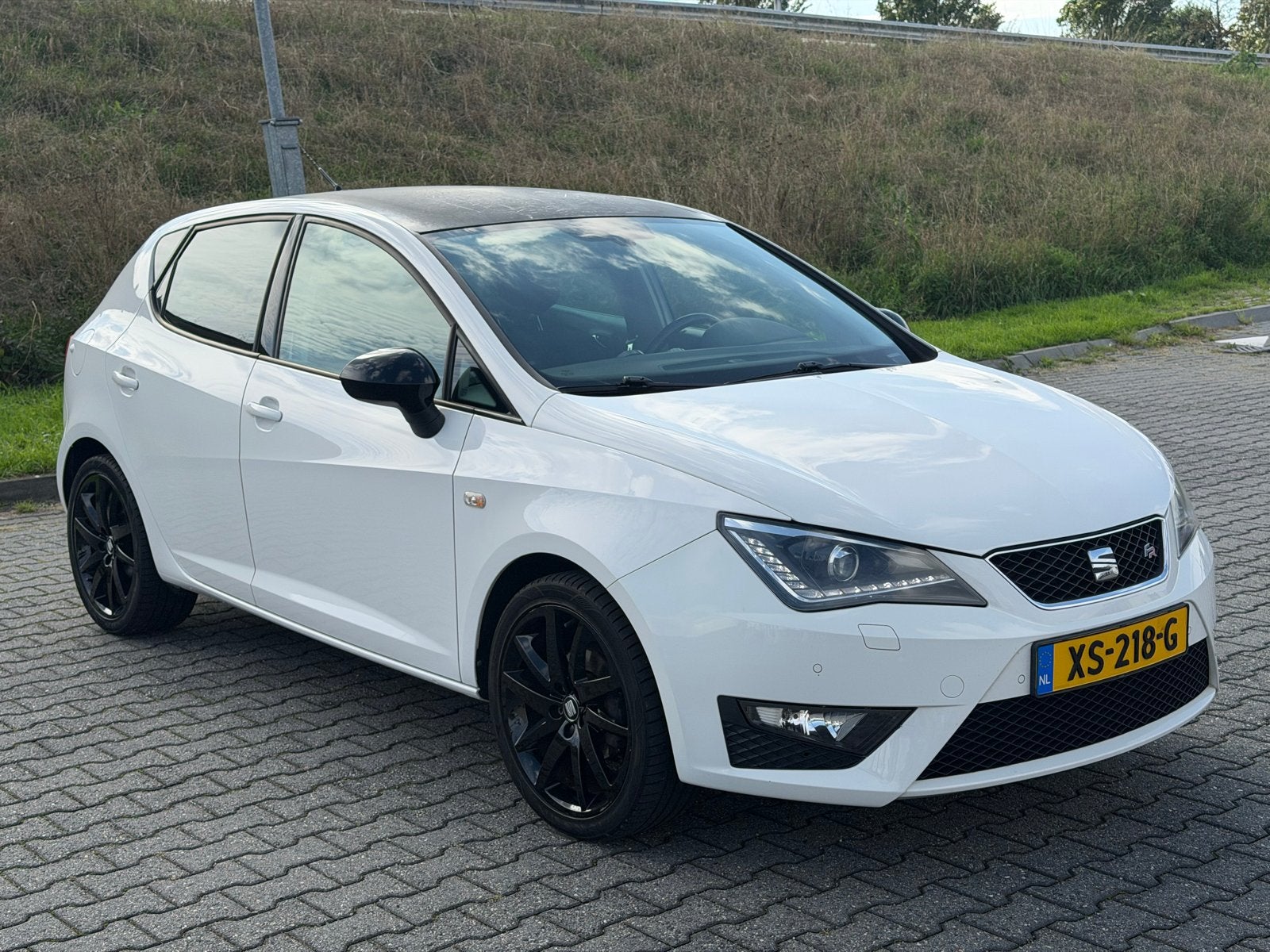 Seat Ibiza 1.0 TSI 5DRS 2017 Wit, Auto's, Voorwielaandrijving, Parkeersensor, Stof, 40 €/maand