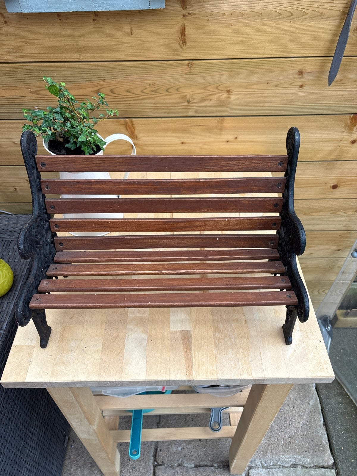 Decoratieve bankje van hout en gietijzer, Ophalen