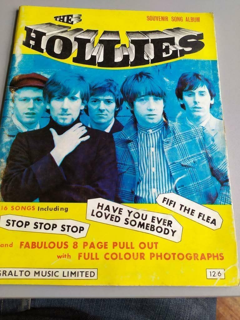 THE HOLLIES - SOUVENIR SONG ALBUM-16 songs+foto's, Muziek en Instrumenten, Gebruikt, Gitaar, Ophalen of Verzenden, Artiest of Componist