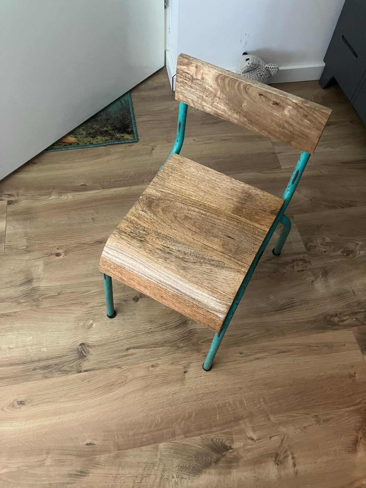 Leuk peuter stoeltje, hout met turquoise metalen frame, Ophalen, Gebruikt, Overige typen