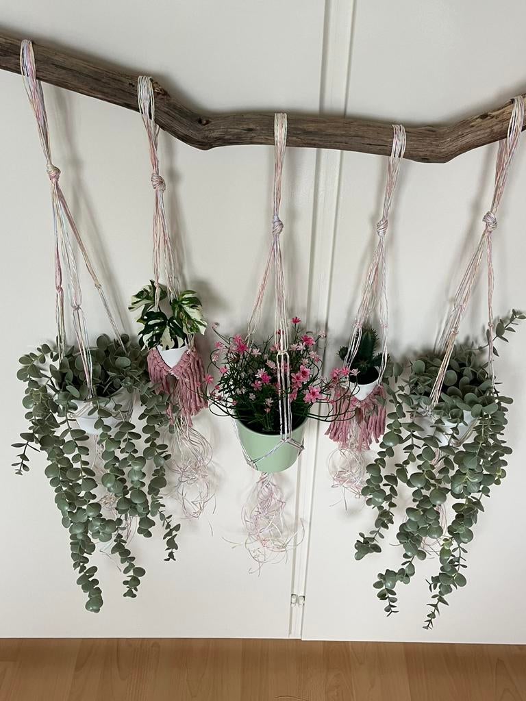 5 Superschattige kunstplanten in roze hangers aan stoere tak, Ophalen, Zo goed als nieuw